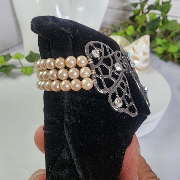 Triple Strand Pearl Bracelet with Gunmetal Bow - Picture 4 of 9